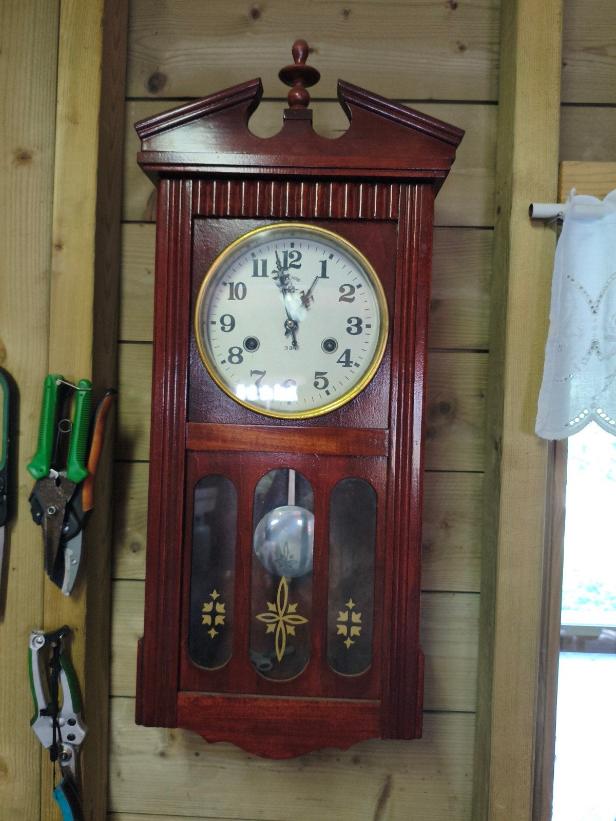Antieke houten wandklok met slinger, Ophalen