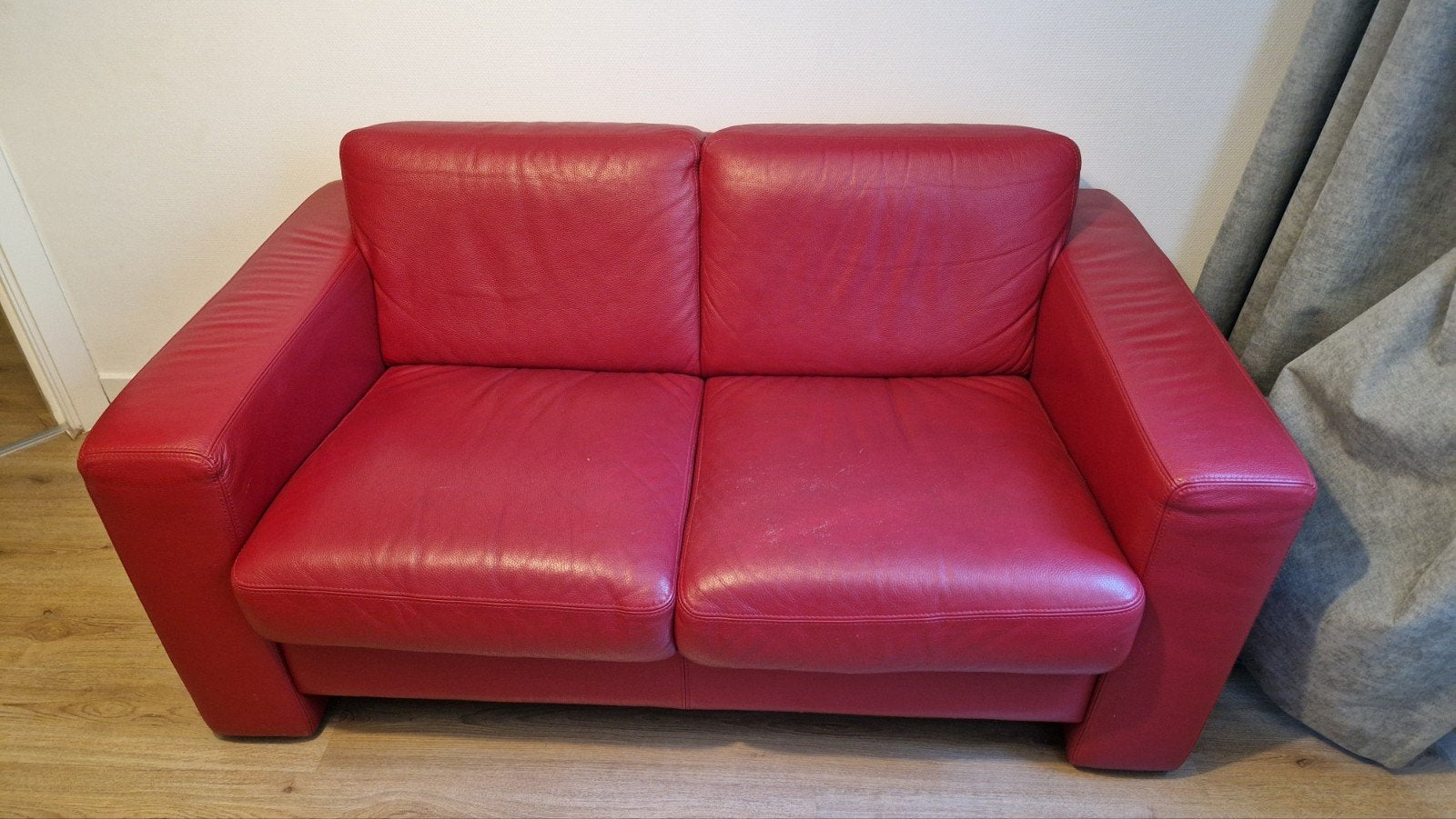 Comfortabele rode tweepersoons leren bank, Ophalen, Gebruikt, 150 tot 200 cm, Tweepersoons