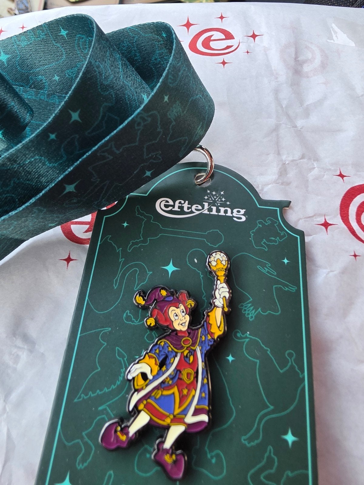 Efteling Jokie de Pretneus Pin en Lanyard, Ophalen of Verzenden, Nieuw, Button of Speldje