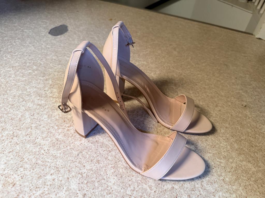 Nieuwe Ideal Shoes Sandalen met Blokhak - Maat 41, Kleding | Dames, Schoenen, Ophalen of Verzenden, Zo goed als nieuw, Beige, Sandalen of Muiltjes