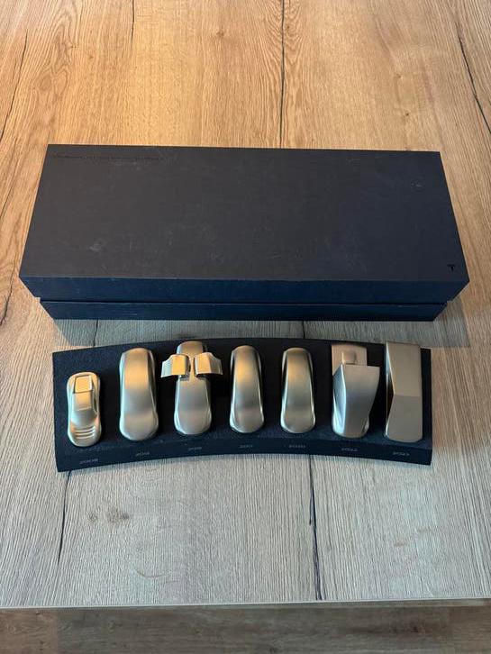 Tesla 20th Anniversary set, Verzamelen, Automerken, Motoren en Formule 1, Zo goed als nieuw, Auto's, Ophalen of Verzenden