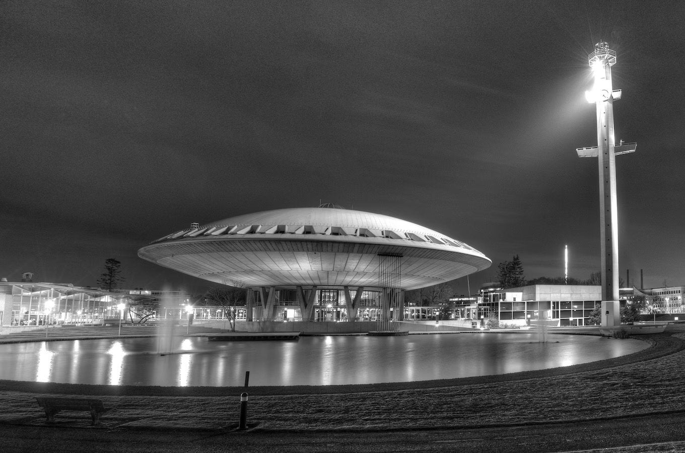 Het Evoluon ingelijst • Eindhoven, Antiek en Kunst, Kunst | Designobjecten, Ophalen, Schilderij/print, Zwart, Overige materialen