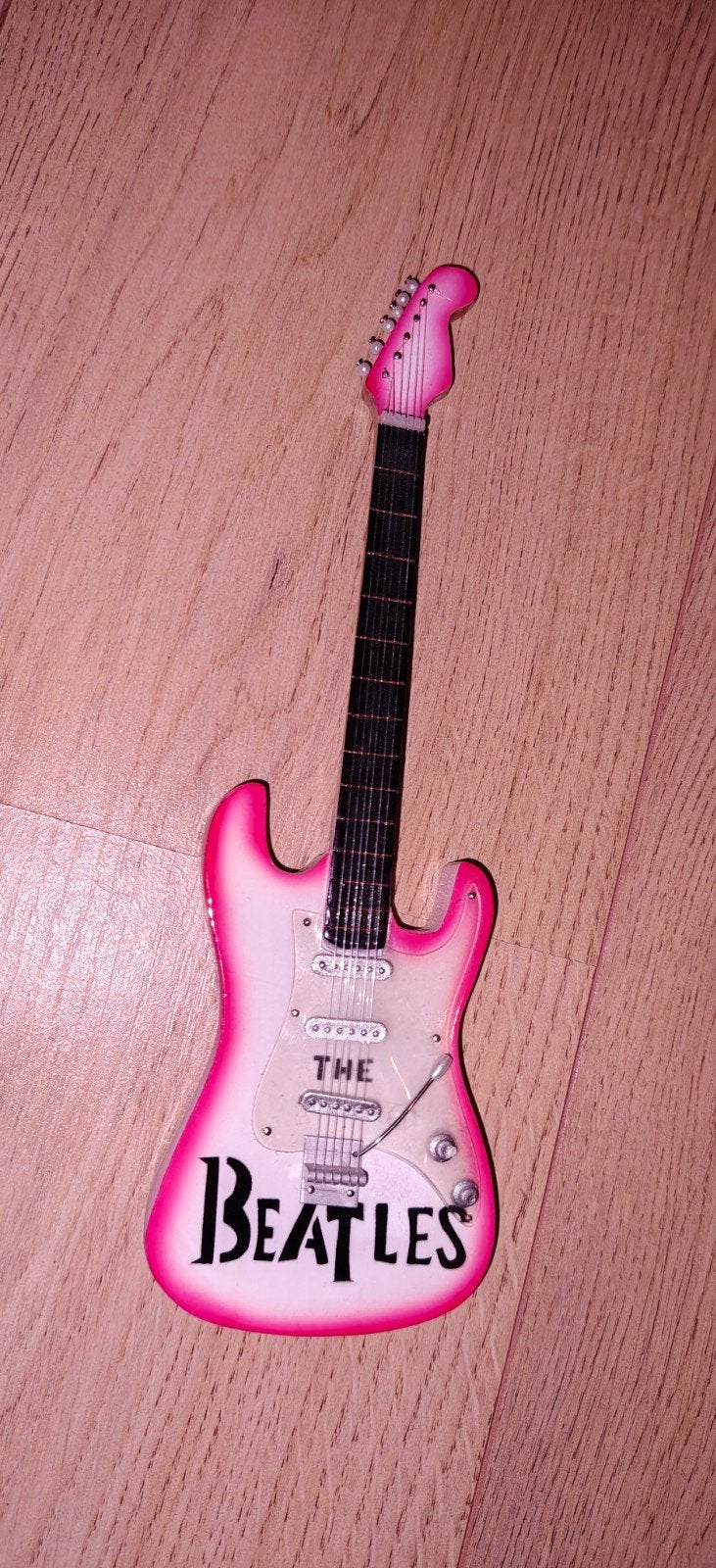 Mini gitaar The Beatles roze decoratie, Muziek en Instrumenten, Ophalen of Verzenden, Zo goed als nieuw, Overige merken