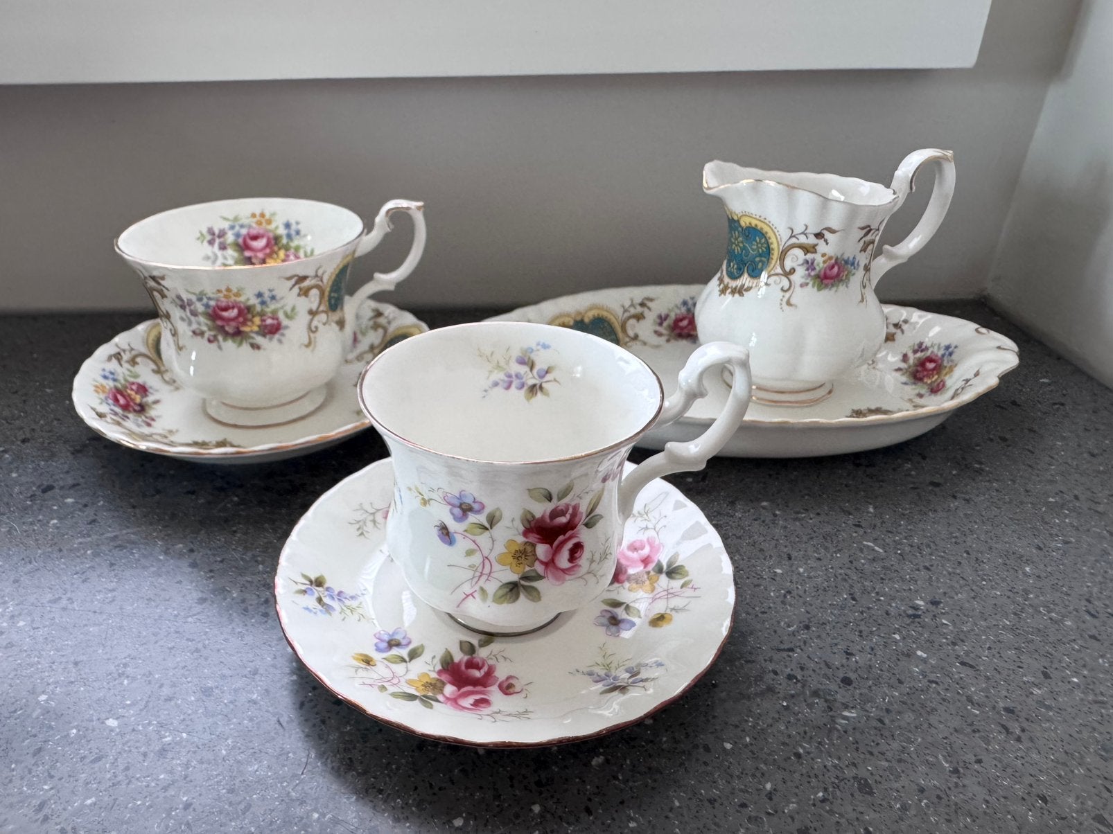 Royal Albert kopjes en schoteltjes, Antiek en Kunst, Verzenden