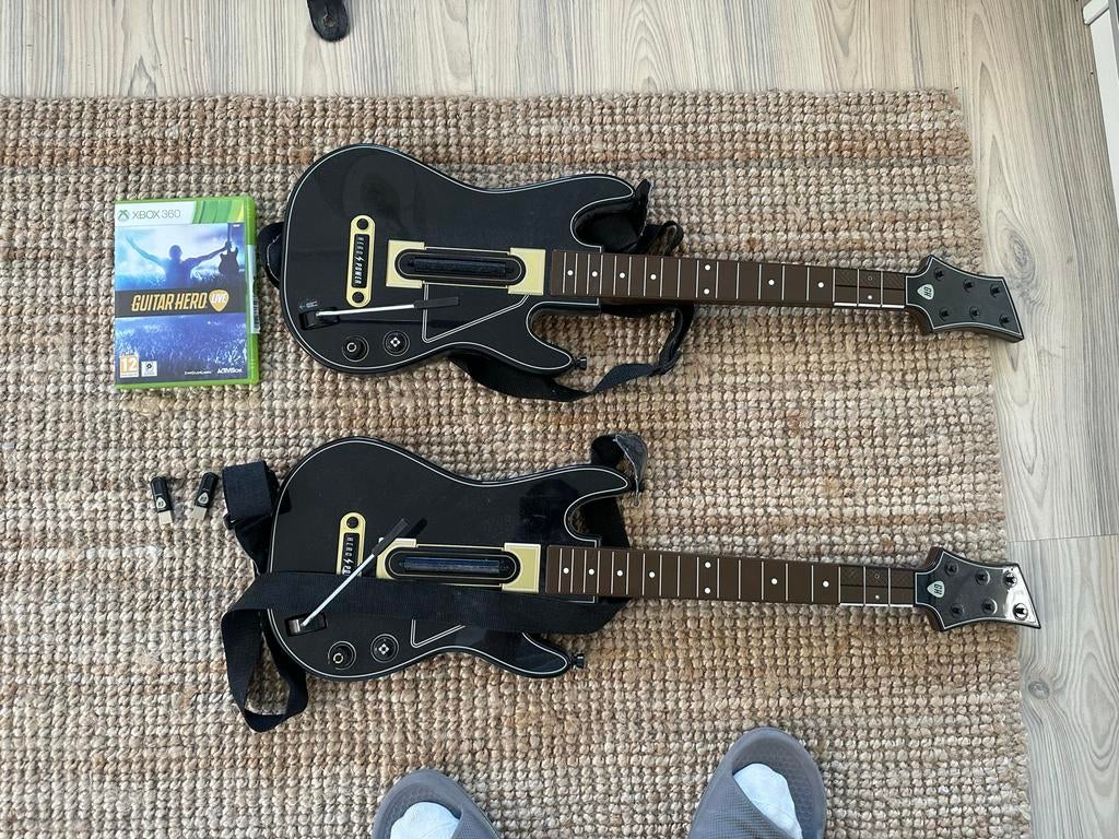 Guitar Hero Live Xbox 360 met 2 gitaren en dongles, Spelcomputers en Games, Games | Xbox 360, Gebruikt, Muziek, 2 spelers, Vanaf 12 jaar