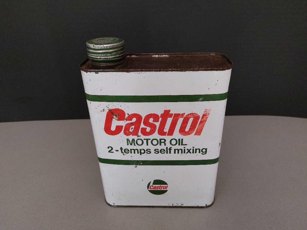 Vintage CASTROL Olieblik 2 -TEMPS 2 liter blik met Doseur, Ophalen of Verzenden, Gebruikt, Gebruiksvoorwerp