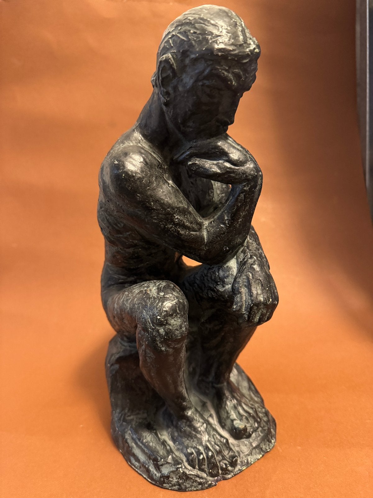Beeld:  "de denker" - geen brons - (hoogte:) 28 cm., Ophalen of Verzenden