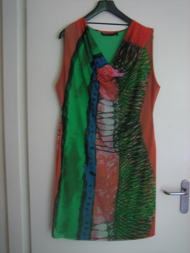 Kleurrijke jurk met waterval hals DONNA DURA 44-46 snazzeys, Kleding | Dames, Jurken, Overige kleuren, Verzenden, Maat 42/44 (L)