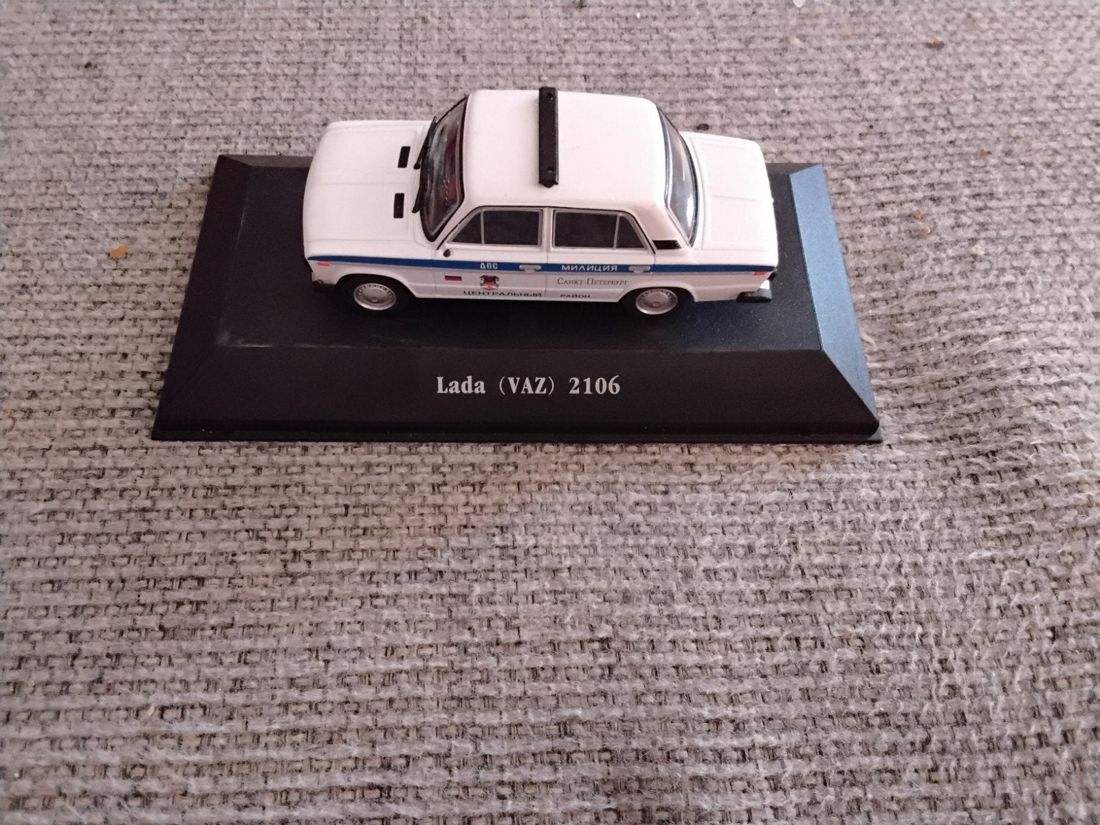 LADA   (  VAZ  )     2106   OP   STANDAARD  VAN  DE  VITRINE, Hobby en Vrije tijd, Ophalen of Verzenden, Auto, Overige merken