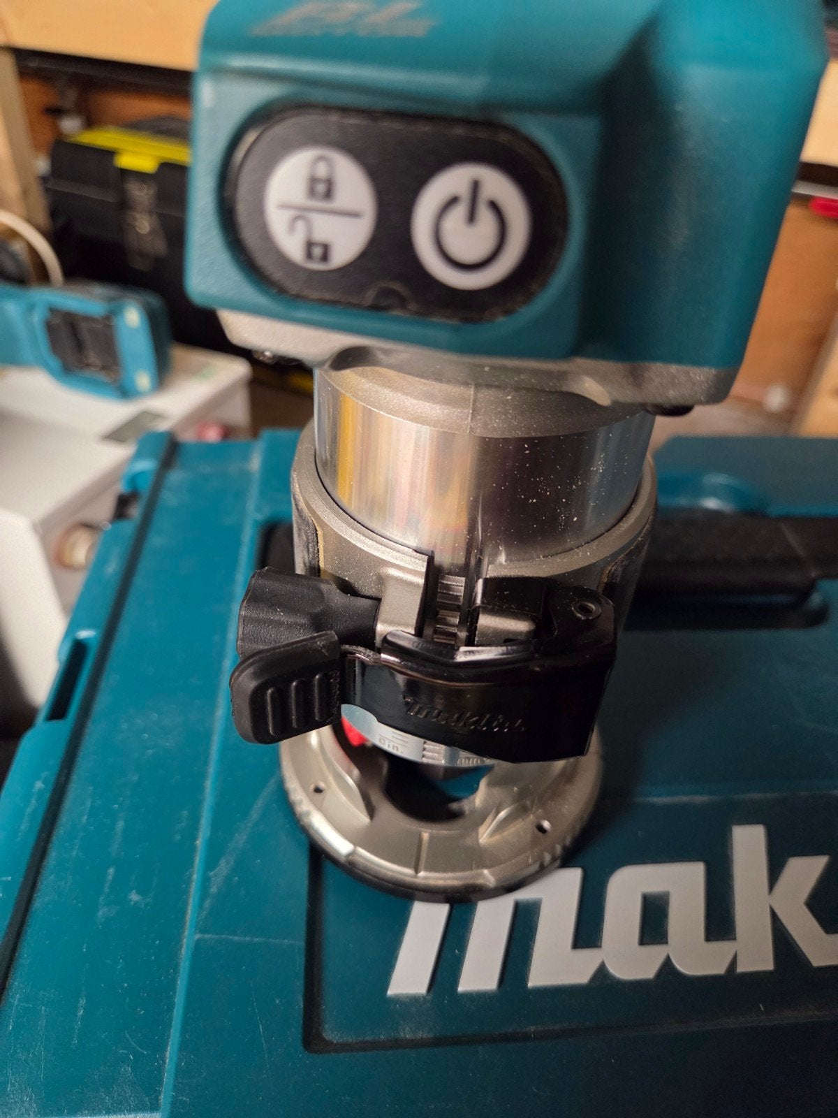 Makita DRT50ZJX2 bovenfrees met accessoires, Doe-het-zelf en Verbouw, Gereedschap | Freesmachines, Ophalen, Accu, Zo goed als nieuw