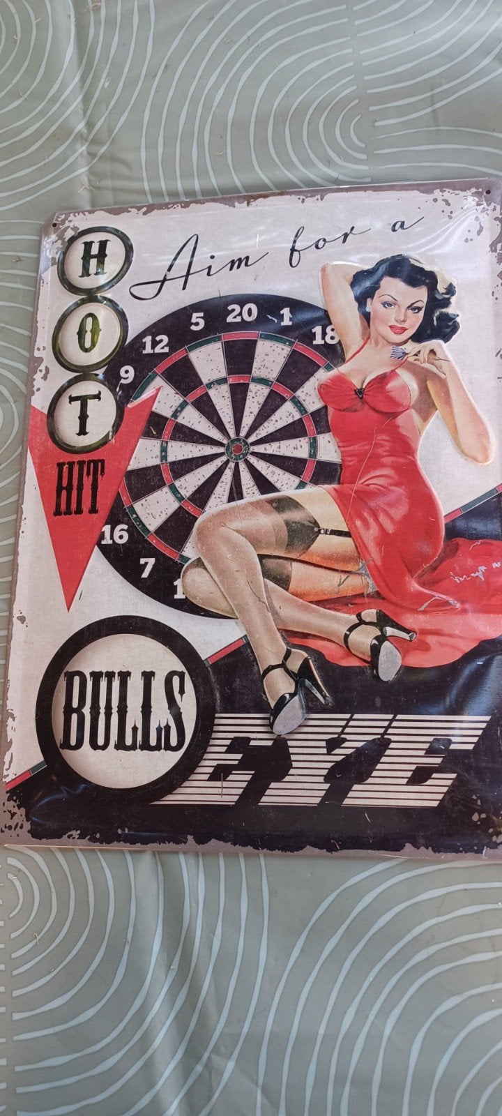 Leuk mancave bord - Hot Hit Bulls Eye Pin-up Dartbord, Metaal, Gebruikt, Ophalen of Verzenden, Reclamebord