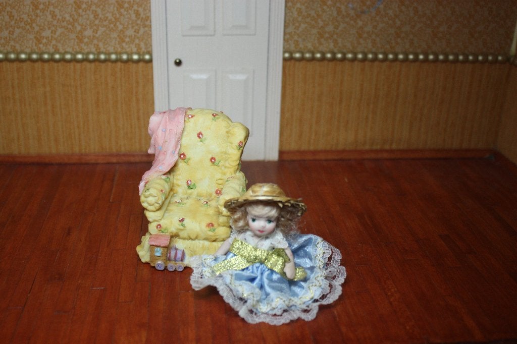 fraai klein poppetje met resin fauteuil   1:12 poppenhuis, Verzamelen, Ophalen of Verzenden, Zo goed als nieuw, Poppenhuis