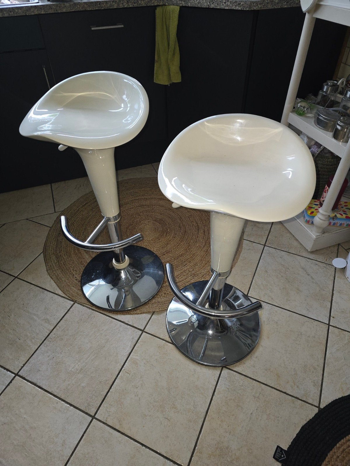 2x barkrukken sadle off white., Huis en Inrichting, Barkrukken, 2 krukken, Ophalen of Verzenden, 60 tot 90 cm