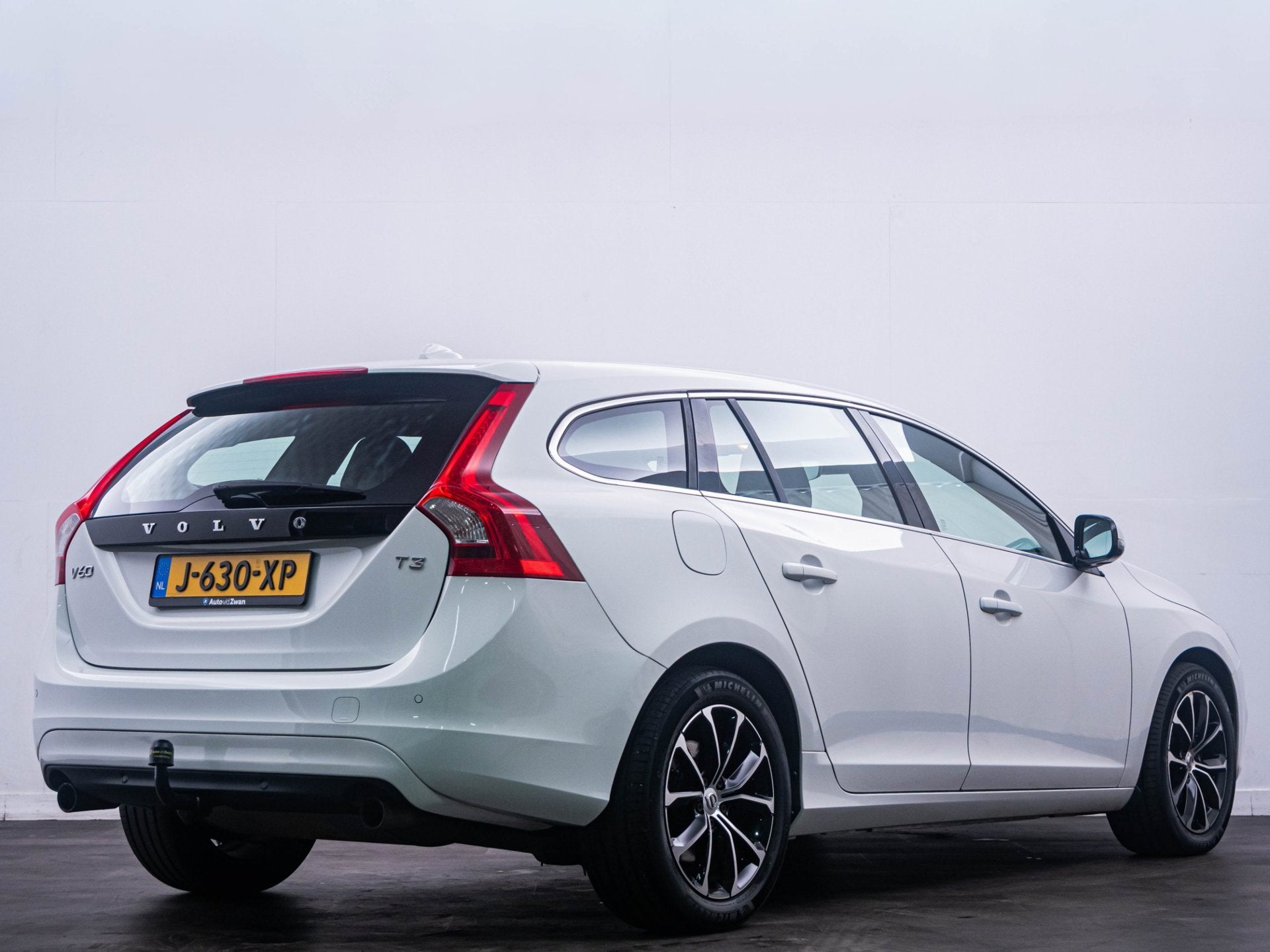 Volvo V60 1.5 T3 Ocean Race 'Automaat' Clima|Cruise|Navi|PDC, Auto's, 4 cilinders, Wit, Leder, 152 pk