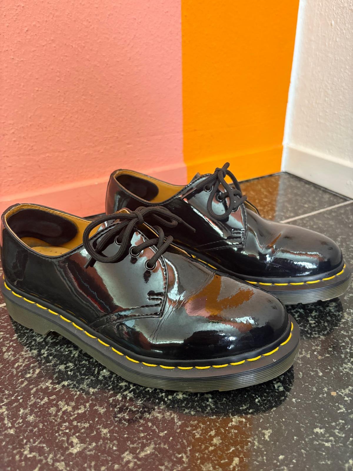 Dr. Martens veterschoen zwart, lak in maat 37, Schoenen met lage hakken, Verzenden, Zwart, Gedragen