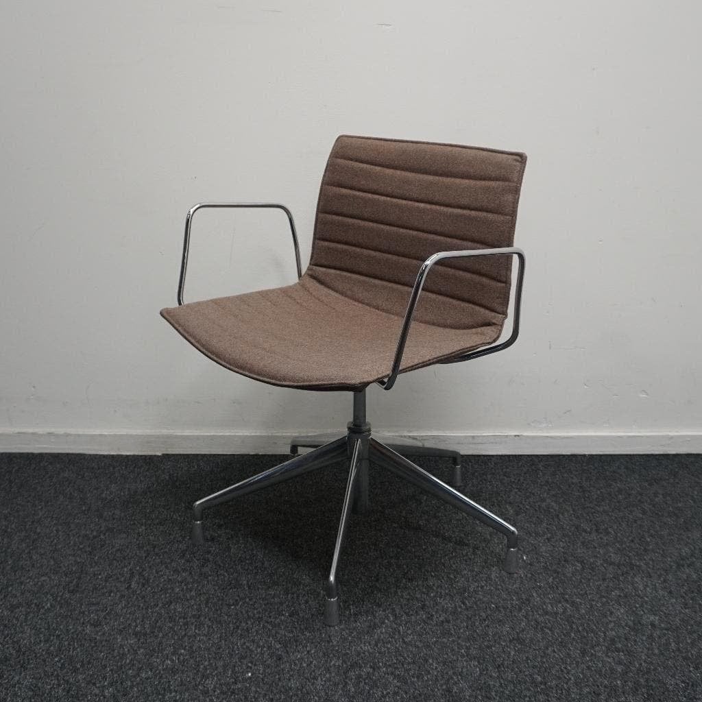Arper Catifa 53 Design Vergaderstoelen | Bruin | Draaibaar, Gebruikt, Ophalen of Verzenden, Metaal, -