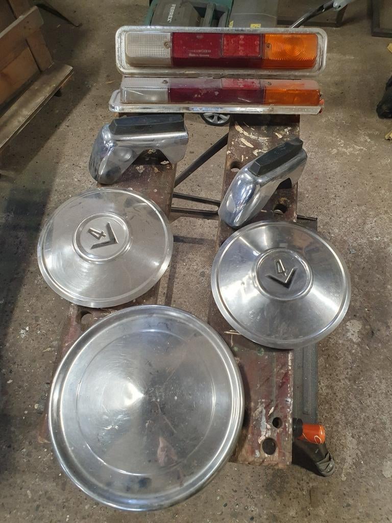 Oldtimer onderdelen Ford 15M - Achterlichten en wieldoppen, Auto-onderdelen, Overige Auto-onderdelen, Ford, Oldtimer onderdelen