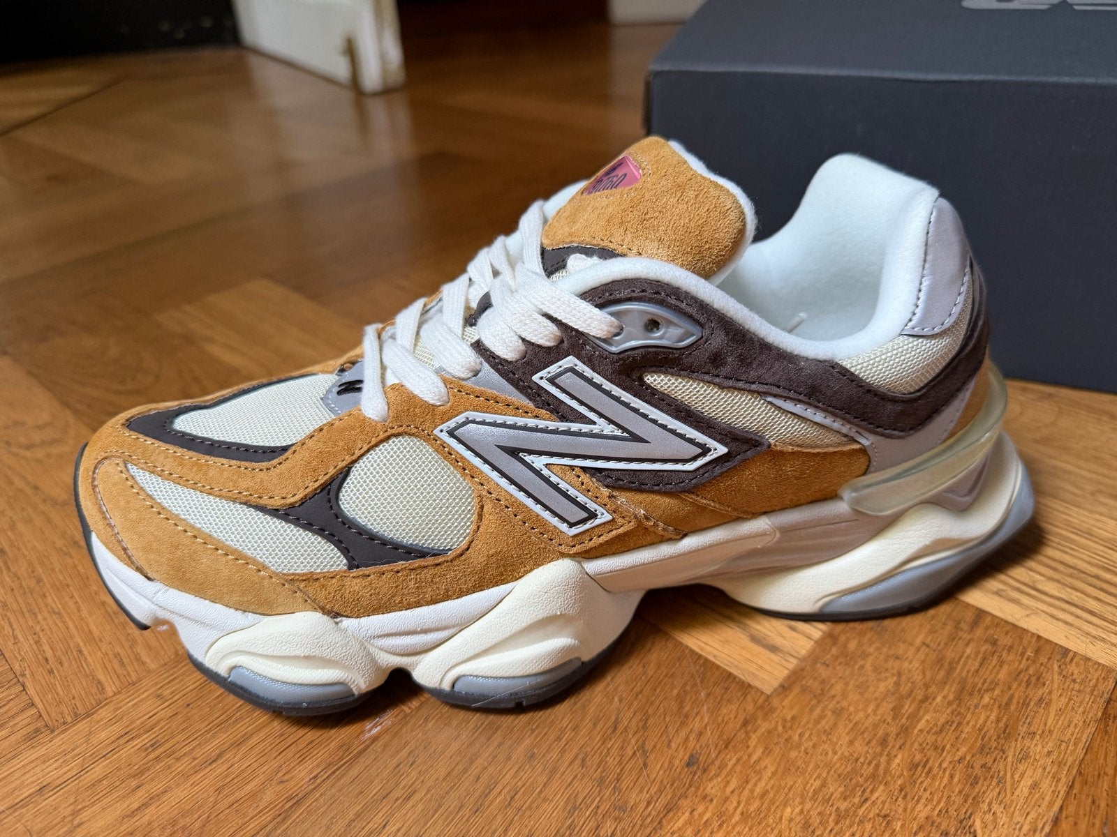 New Balance 9060 Sneakers 41,5- Okergeel/Beige nieuw in doos, Verzenden, Nieuw, Bruin, Sneakers of Gympen