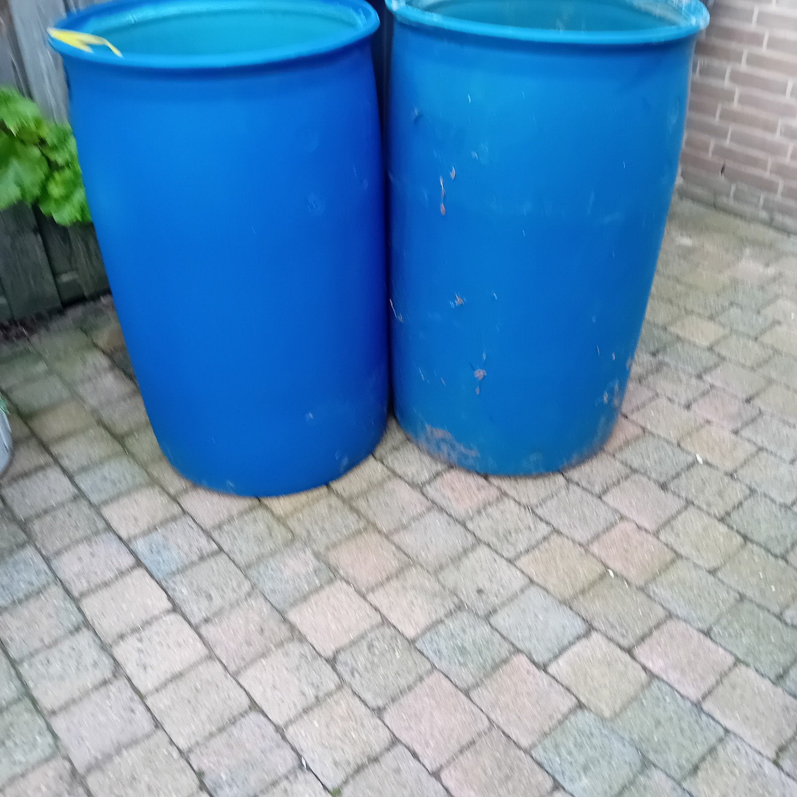 Twee blauwe regentonnen / vaten, Kunststof, Gebruikt, Rond, Ophalen of Verzenden