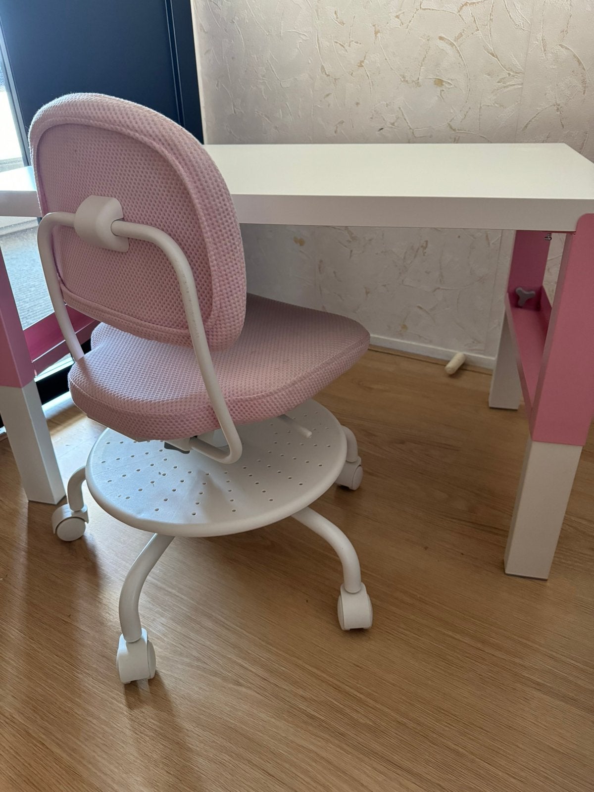 Mooi bureau wit/roze met roze bureau stoel van Ikea, Ophalen, Zo goed als nieuw