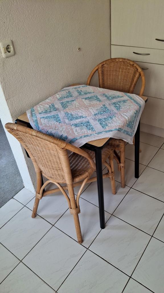 Gezellige eethoek: tafel met 2 rotan stoelen, Huis en Inrichting, Stoelen, Ophalen, Gebruikt, Twee, Landelijk, Casual