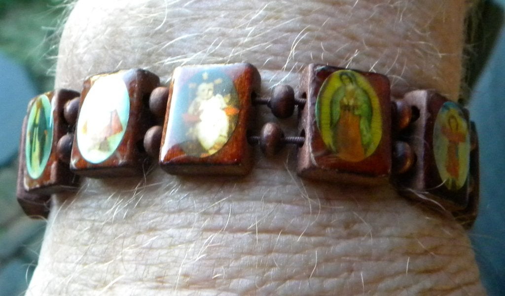 ARMBAND HOUT MET REL. AFBEELDINGEN IN LEREN ETUI, Ophalen of Verzenden, Zo goed als nieuw, Sieraad