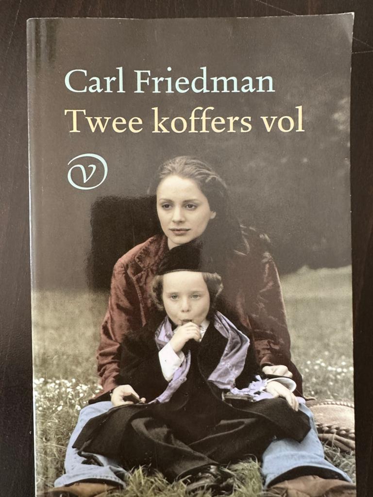 Carl Friedman - Twee koffers vol (roman), Ophalen of Verzenden, Zo goed als nieuw, Nederland