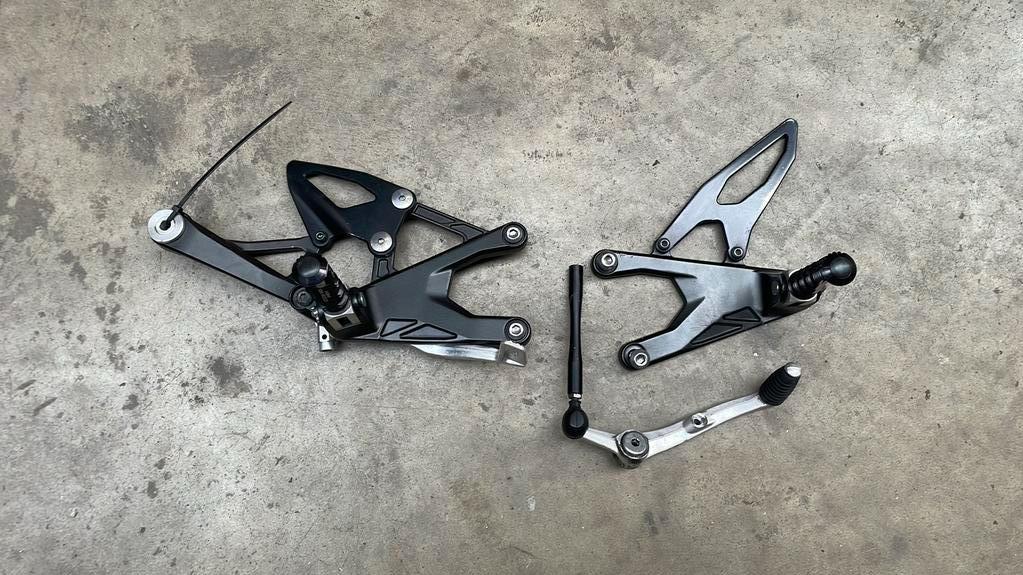 Voetsteunen schetsplaat rempedaal schakel yzf r1 2015 2016, Motoren, Onderdelen | Yamaha, Ophalen of Verzenden, Gebruikt