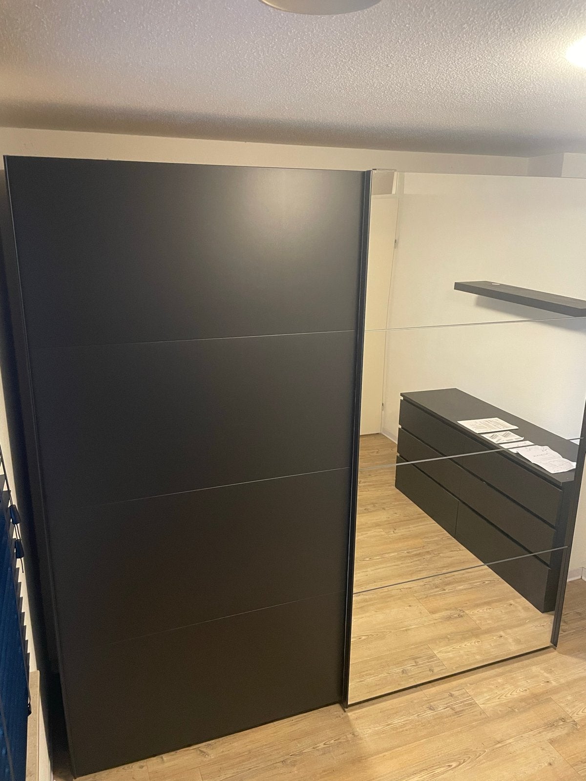 Mooie zwarte kledingkast met spiegeldeur ( geen ikea), Ophalen, Met plank(en), 100 tot 150 cm, 200 cm of meer