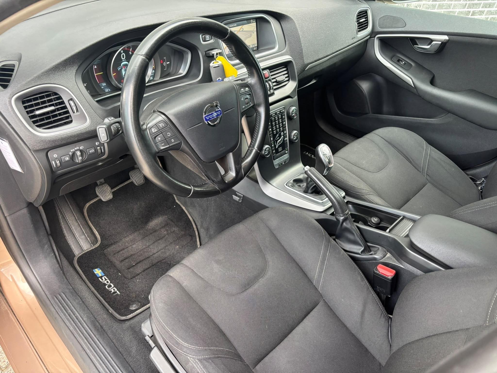 Volvo V40 1.6 T3 Kinetic | Trekhaak | RTI Navigatie | High P, Stof, Gebruikt, 4 cilinders, Origineel Nederlands