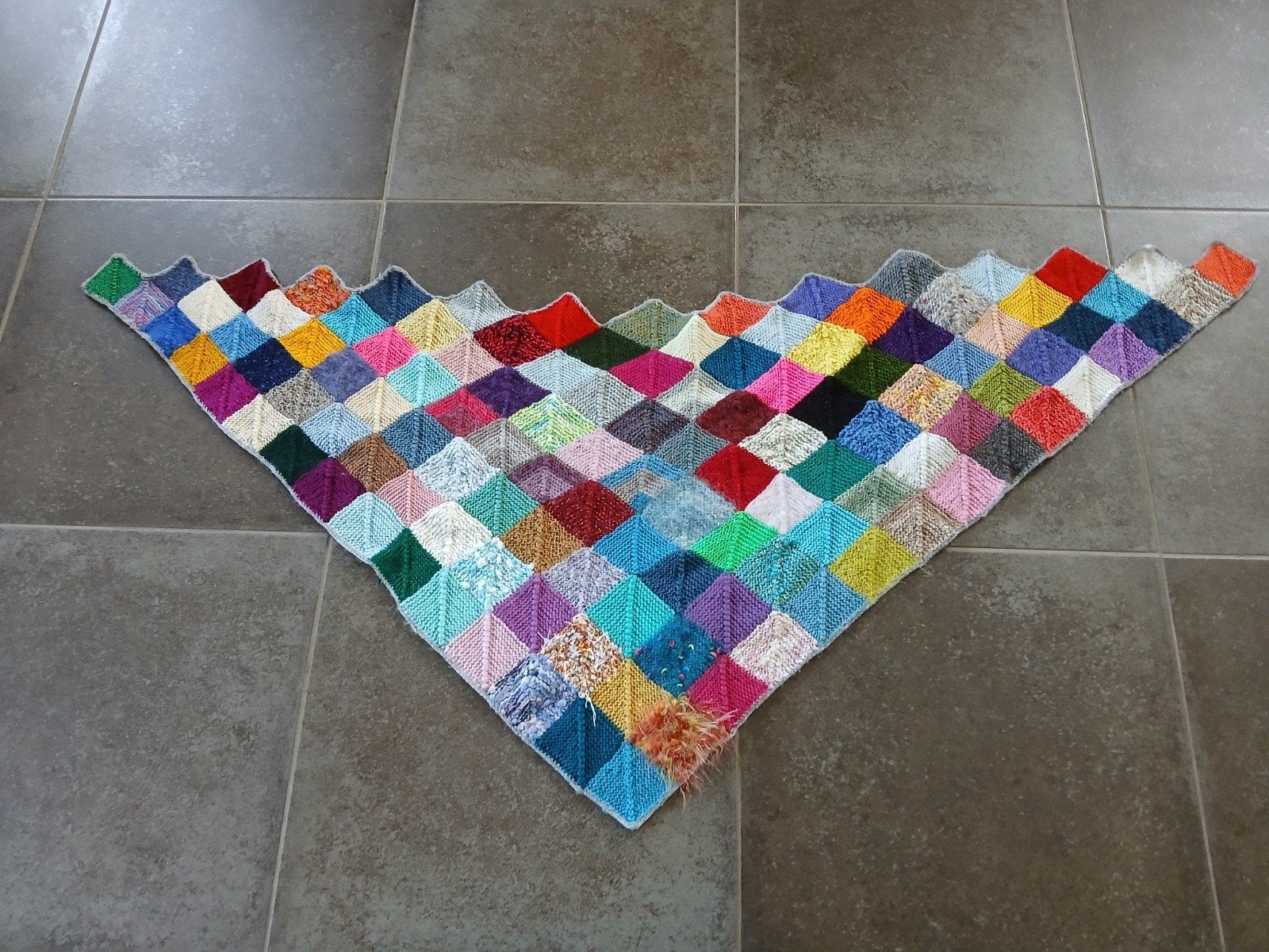 Leuke unieke omslagdoek/stola, sluit met een touwtje en lus., Ophalen, Gebreid, 150 cm, Zo goed als nieuw