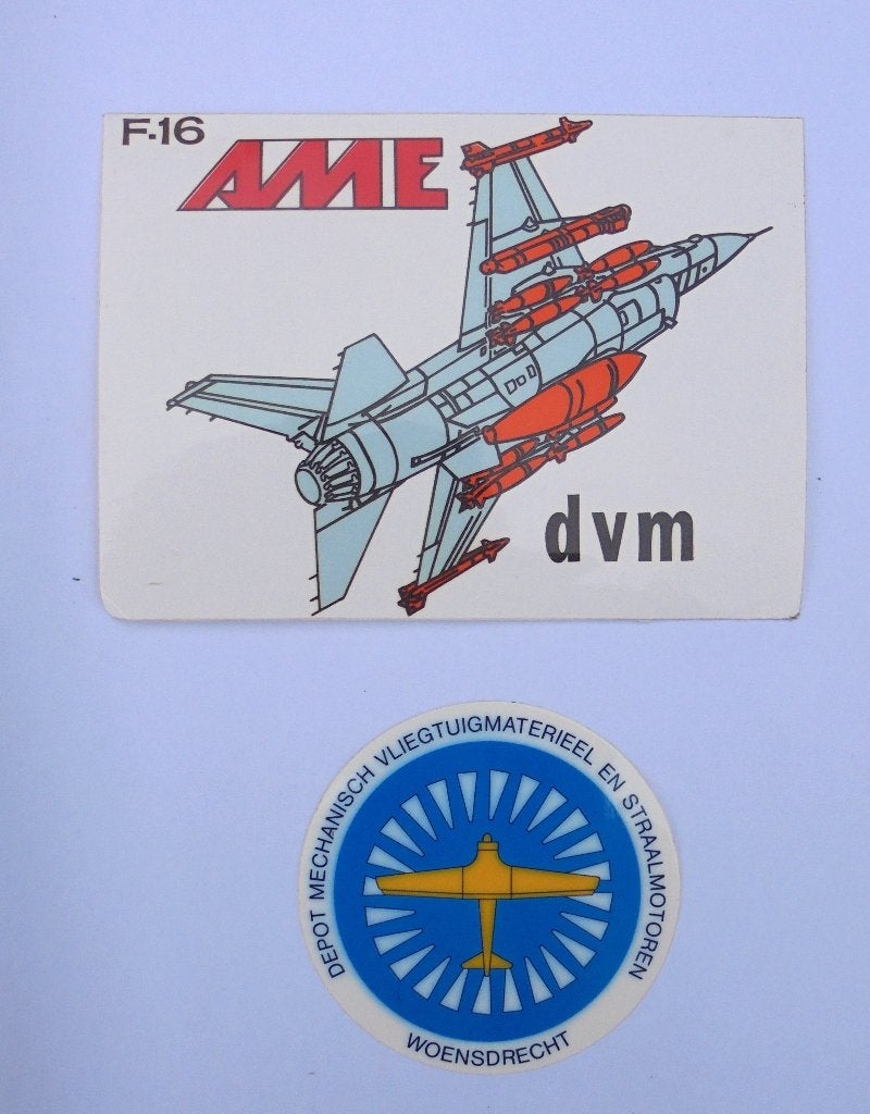 Stickers DVM (Gilze) en DMVS (Woensdrecht) Kon Luchtmacht., Ophalen of Verzenden, Luchtmacht, Nederland, Embleem of Badge