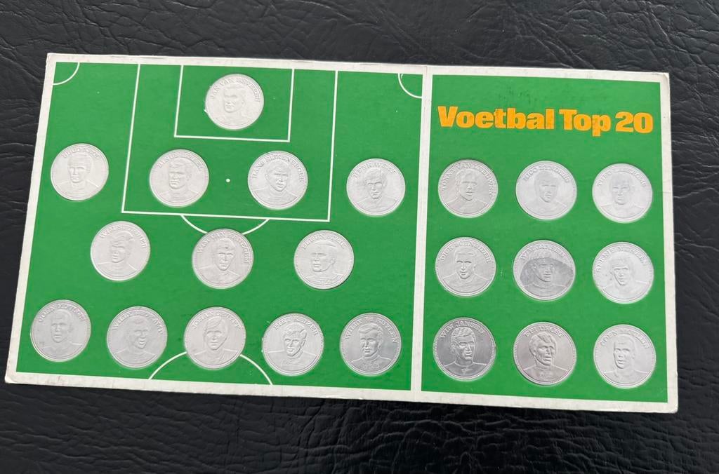 Shell voetbal top 20 1970 zilverkleurige penningen, Verzamelen, Sportartikelen en Voetbal, Ophalen of Verzenden, Zo goed als nieuw