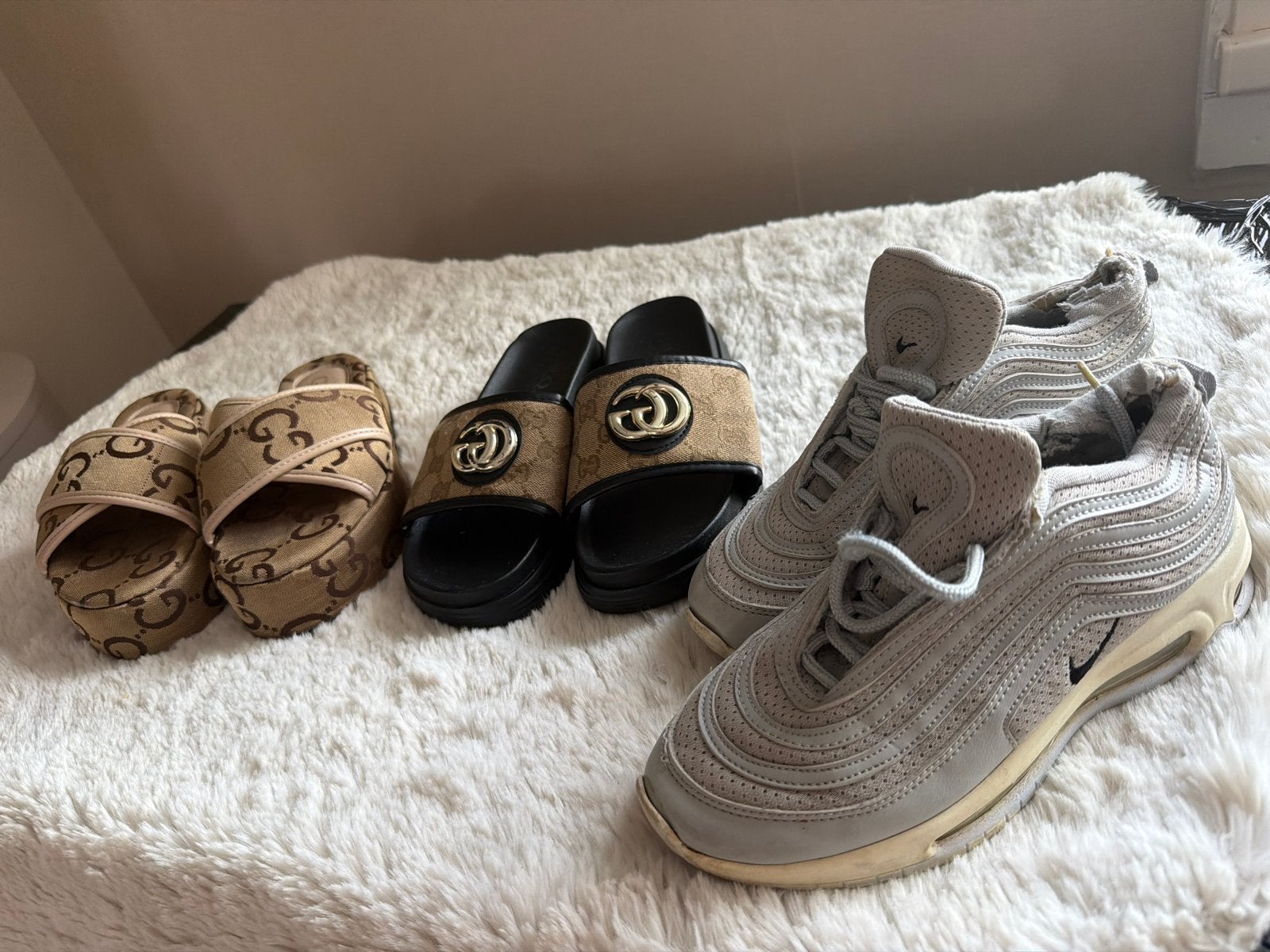 Gucci en Nike schoenen - 3 paar samen voor €45, Kleding | Dames, Schoenen, Ophalen of Verzenden, Gedragen, Bruin, Slippers