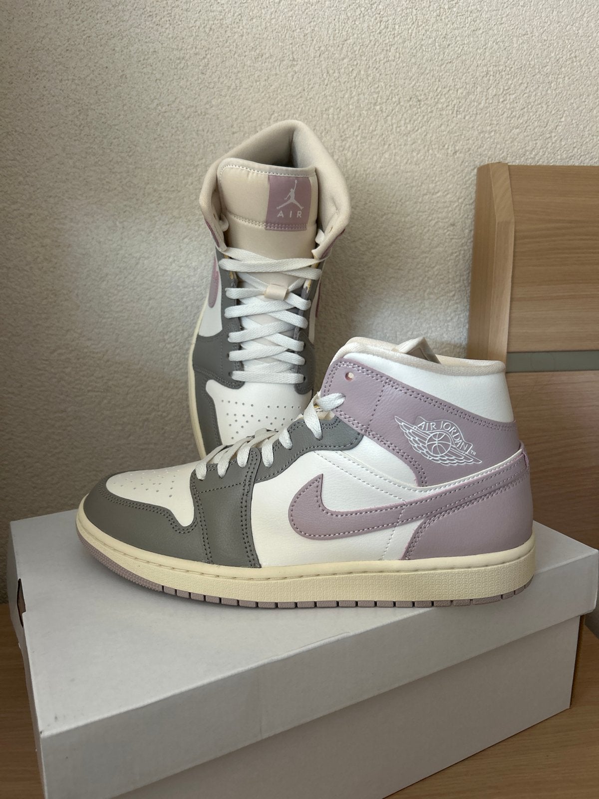Nike Air Jordan 1 Mid WMNS - Sail/Particle Rose, Kleding | Dames, Schoenen, Ophalen of Verzenden, Nieuw, Overige kleuren, Sneakers of Gympen