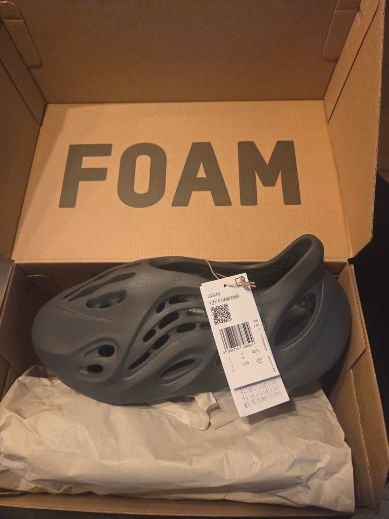 Yeezy Foam Runner - Nieuw en ongedragen, Kleding | Heren, Schoenen, Slippers, Zwart, Nieuw, Ophalen of Verzenden