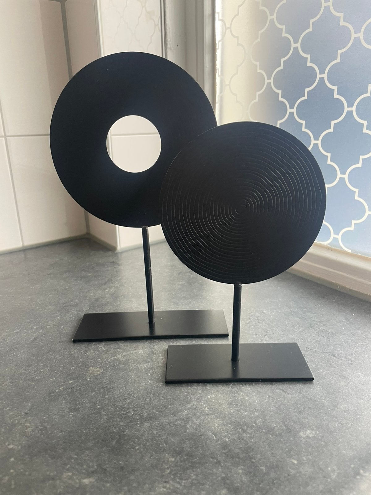 Set van 2 zwarte metalen ornamenten / schijven op standaard, Zwart, Ophalen of Verzenden, Zo goed als nieuw, Metaal