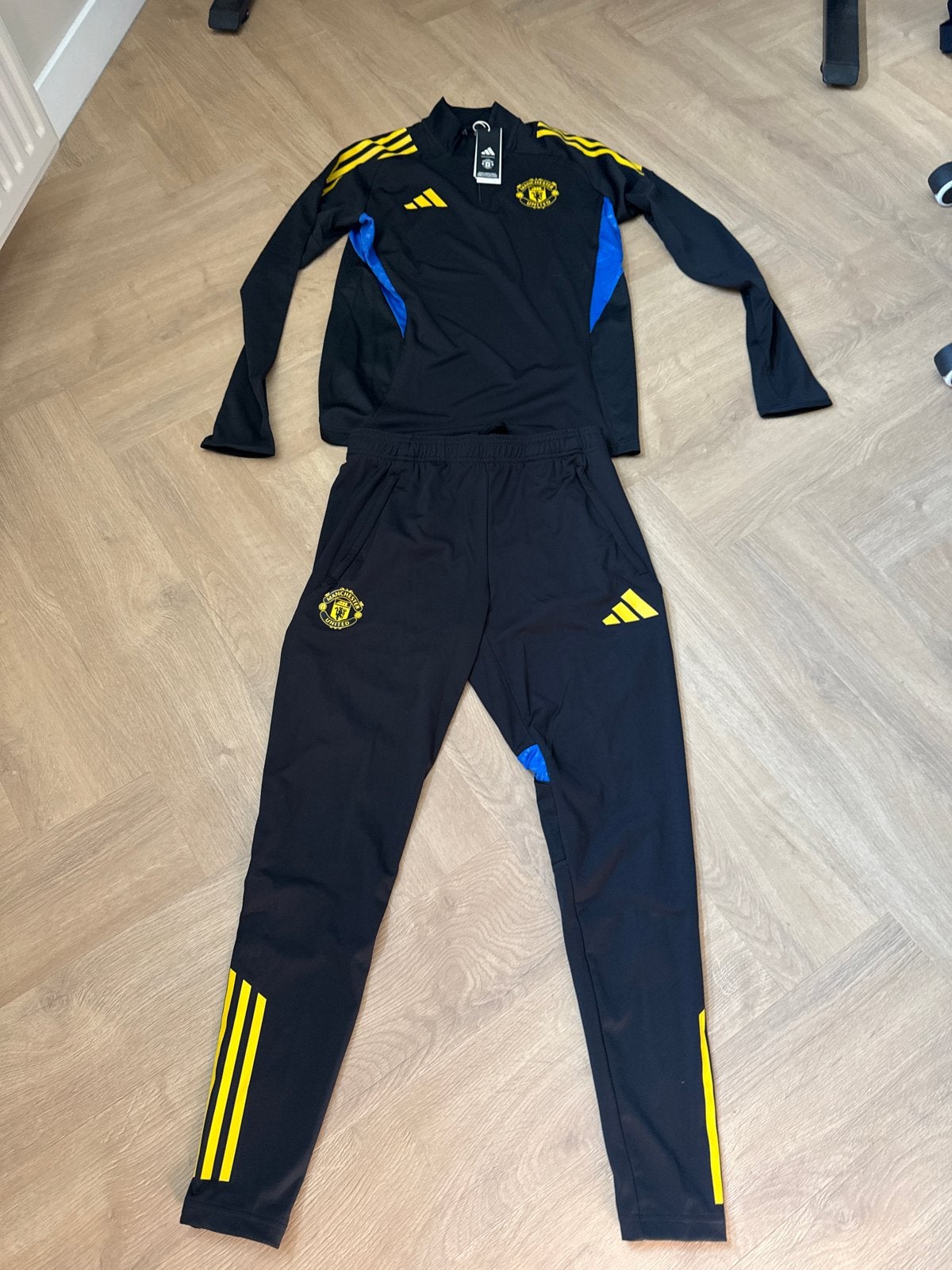Nieuw! Origineel Manchester United Trainingspak Maat M, Maat M, Ophalen of Verzenden, Nieuw, Trainingspak