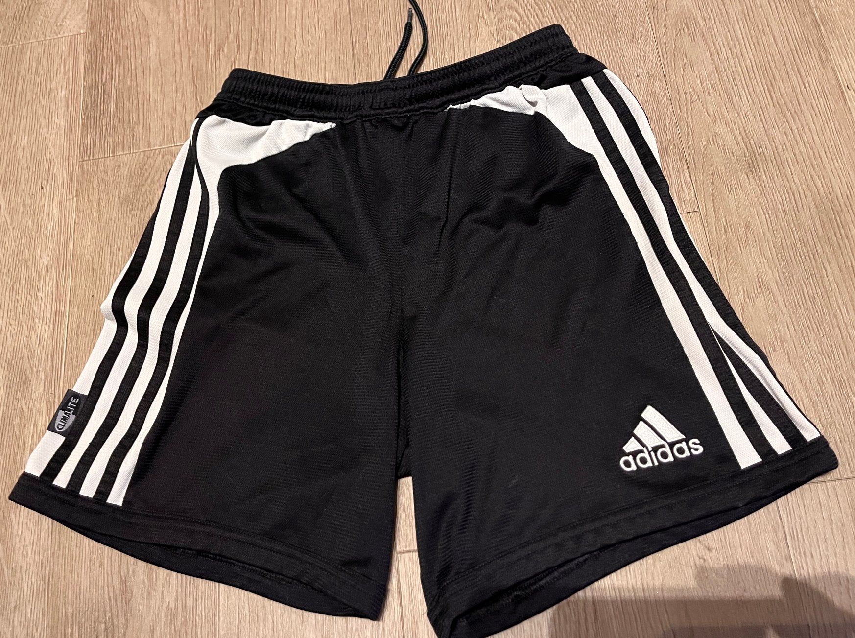 Adidas Sport Short 3 stripes wit zwart mt 164 zeer netjes, Kinderen en Baby's, Ophalen of Verzenden, Zo goed als nieuw, Jongen of Meisje