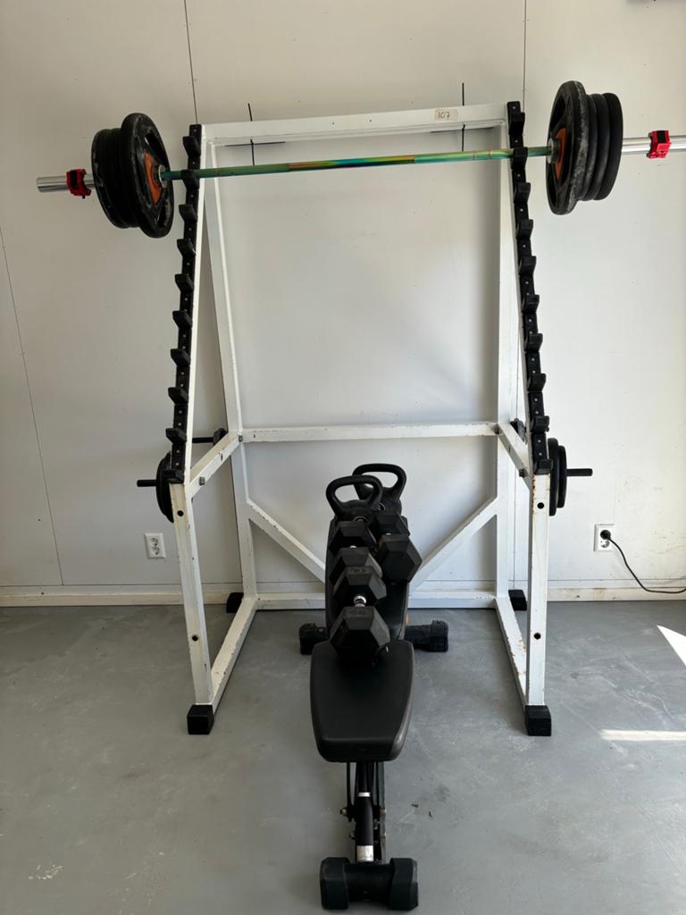 Squat rack met toebehoren: bar, gewichten en bankje, Ophalen, Gebruikt, Krachtstation