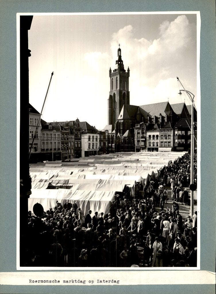 Roermond - Marktdag - Foto - 1955, Verzamelen, Ophalen of Verzenden, 1940 tot 1960, Limburg