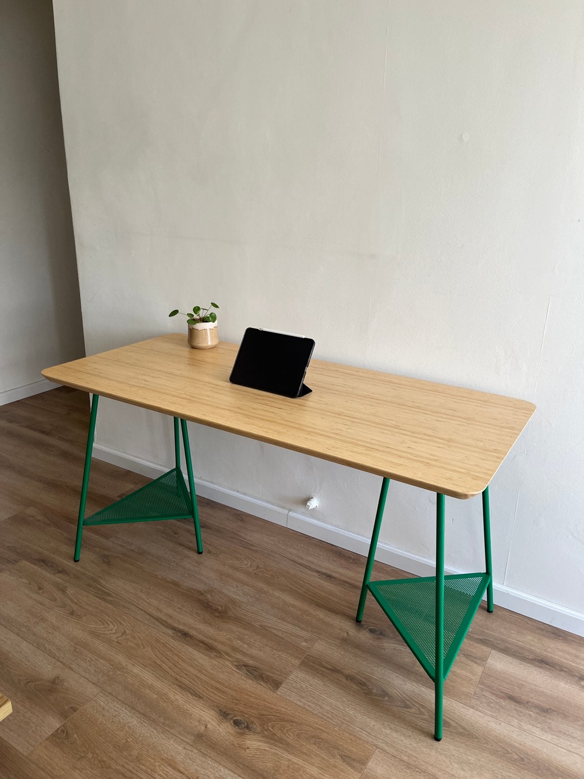 IKEA bureau met ANFALLARE blad en groene Tillslag poten, Ophalen, Groen, Hout, Zo goed als nieuw