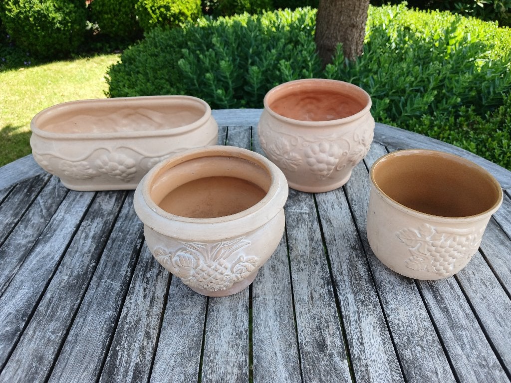 Vintage bloempotten Italy Terracotta reliëf 4st, Rond, Binnen, Ophalen of Verzenden, Minder dan 40 cm