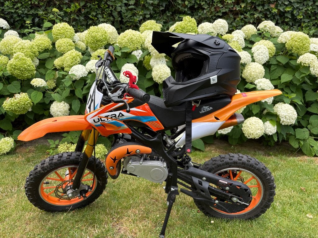 Mini crossmotor met helm, Ophalen, Overige typen, 49 cc, Zo goed als nieuw