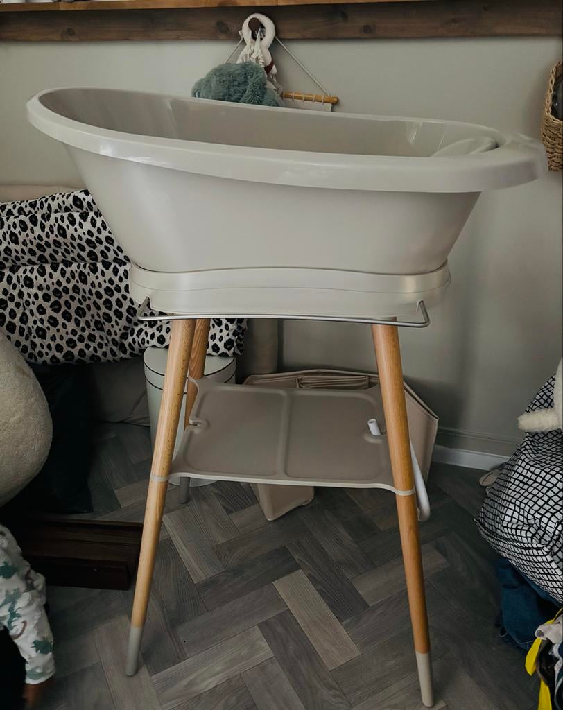 Bébé-jou sense babybad en accessoires met standaard in taupe, Kinderen en Baby's, Badjes en Verzorging, Ophalen, Zo goed als nieuw