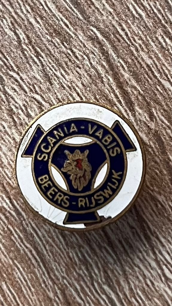 vintage, geëmailleerde knoopsspeld Scania-Vabis jaren 1960, Ophalen of Verzenden, Zo goed als nieuw, Overige onderwerpen