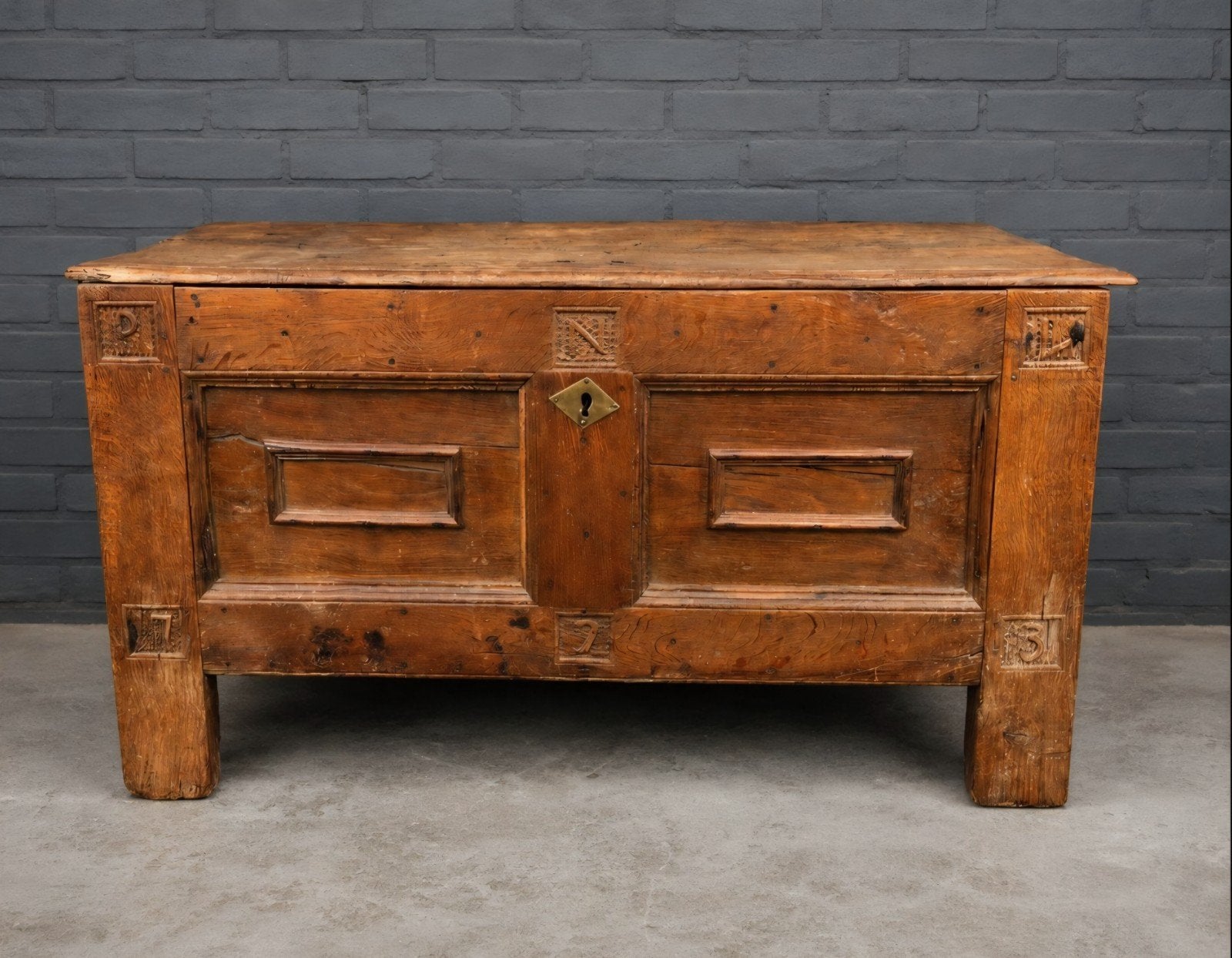 Vroeg 18e-eeuwse Franse eiken kist, gedateerd 1723, Antiek en Kunst, Ophalen of Verzenden