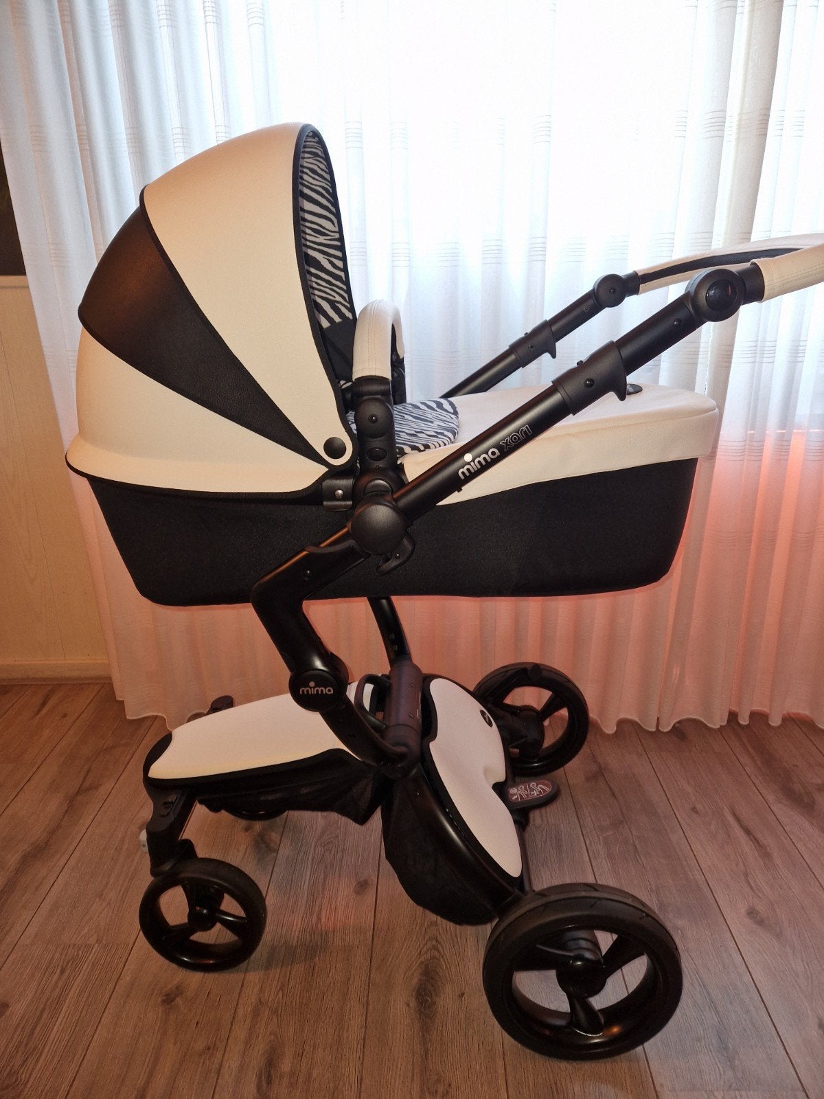 Mima Xari Combiwagen Zebra Print - Zo goed als nieuw, Zo goed als nieuw, Combiwagen, Verstelbare duwstang, Ophalen