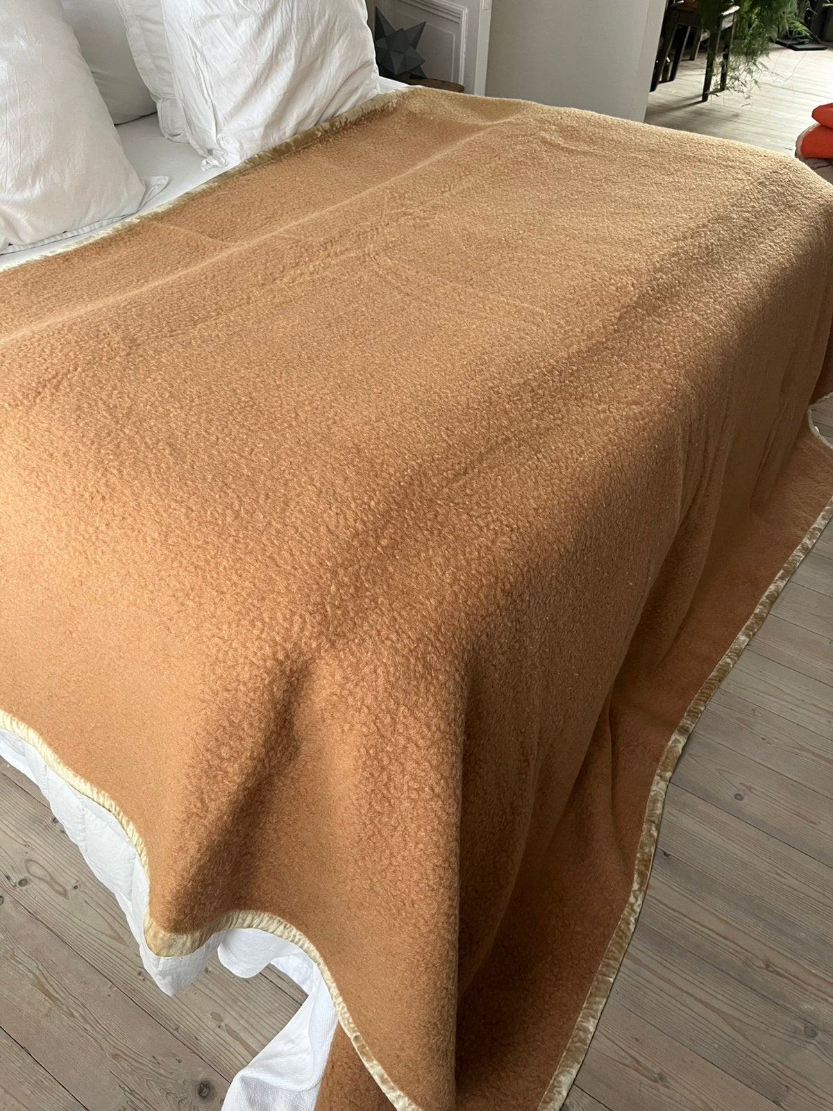 PRACHTIG DEKEN WOONDEKEN 100%WOL SOLE MIO LICHTBRUIN BED, Woondeken, Wol, Ophalen of Verzenden, Zo goed als nieuw