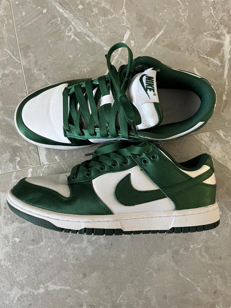 Nike Dunk Low Satin Green - Dames, Kleding | Dames, Schoenen, Zo goed als nieuw, Sneakers of Gympen, Groen, Ophalen of Verzenden